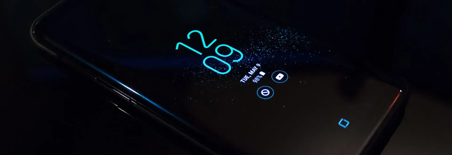 Mobiltelefon på ett mörkt skrivbord