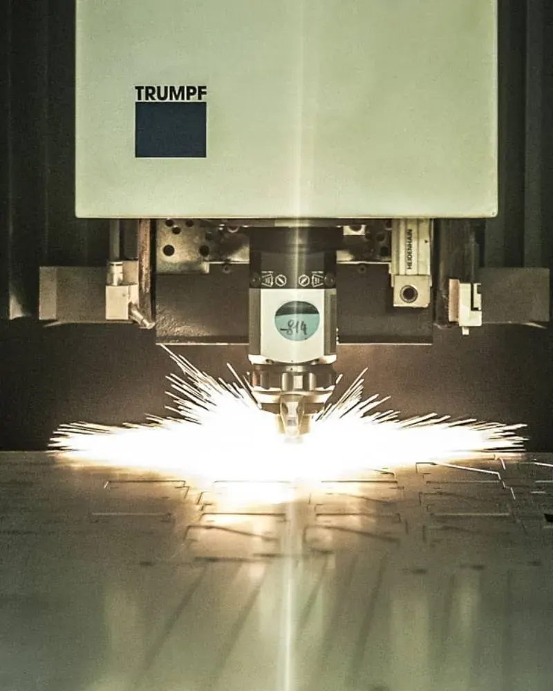 Fiberlaser som skär plåt