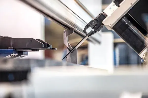 Automatiserad kantpress med robotgripdon